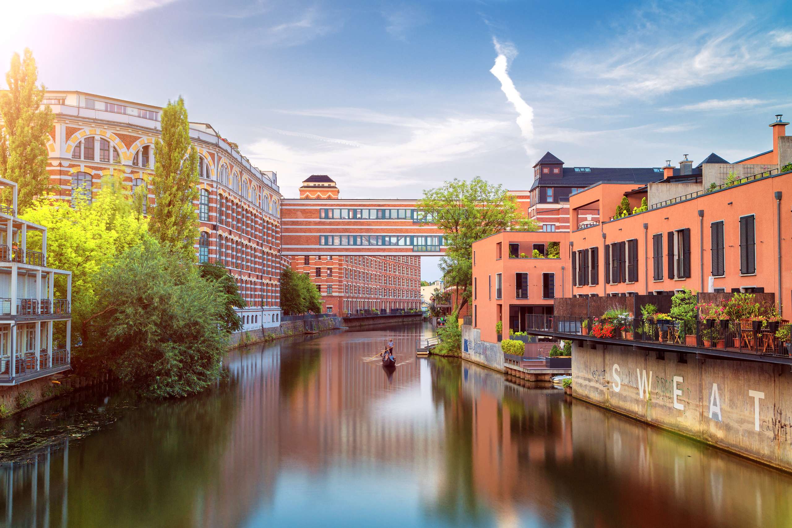 Blick vom Wasser auf die Buntgarnwerke in Leipzig
