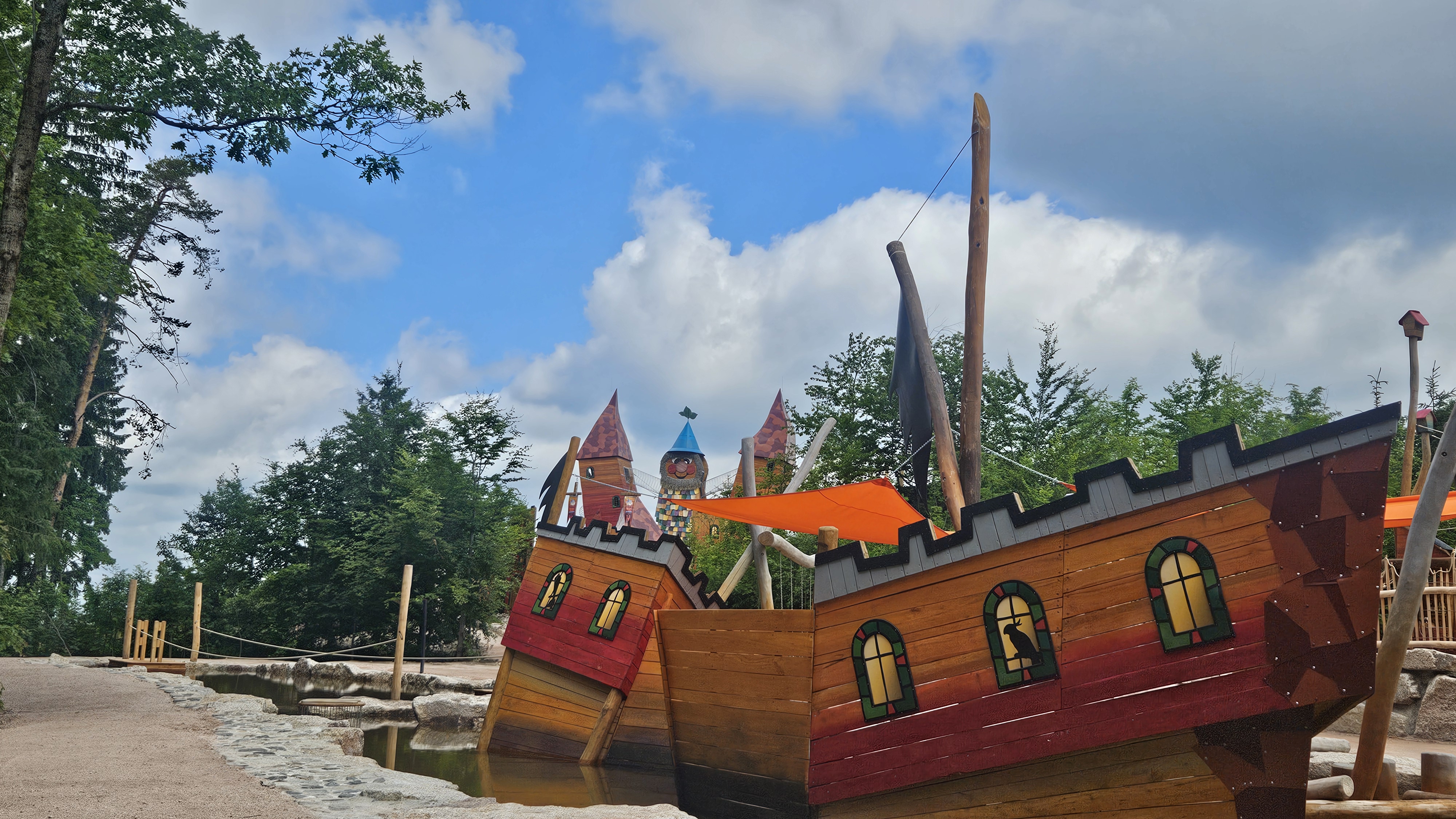 Das Foto zeigt ein Element des neuen Wurzelrudi Seeparks im familienfreundlichen Ort Eibenstock im Erzgebirge