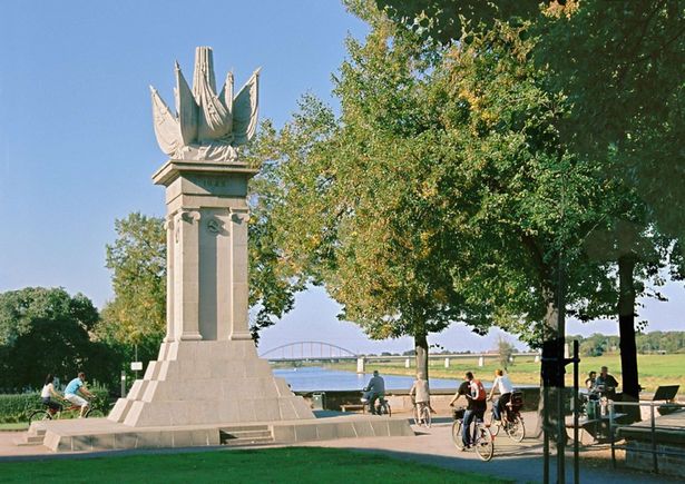 Eine beige Statue erhebt sich an der Elbe bei Torgau. Es ist das Denkmal der Begegnung. 