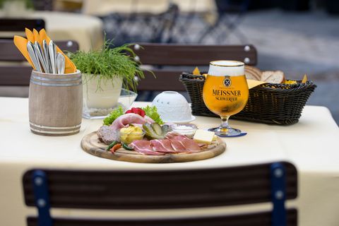 Tisch in einem Biergarten mit leckeren Speisen und einem Bier