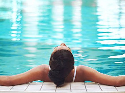 Eine Frau entspannt sich im Whirlpool