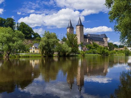 Blick über die Mulde auf das Schloss Rochlitz.