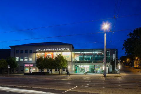 Landesbühnen Sachsen, Stammhaus in Radebeul, Außenansicht bei Nacht