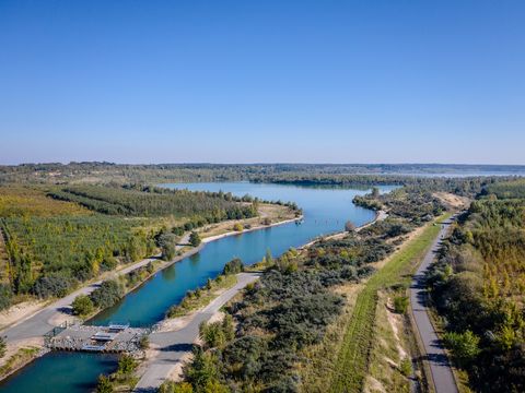 Blick über den Stroemthaler See, an dem ein Radweg entlang führt. 