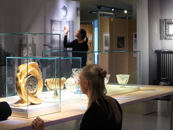 Die Blütenblätter-Uhr in der Ausstellung „Threads – Verflechtungen.