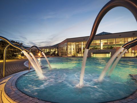 Ein Außenpool im Heide Spa Bad Düben. Es fließt von allen Seiten Wasser hinein.