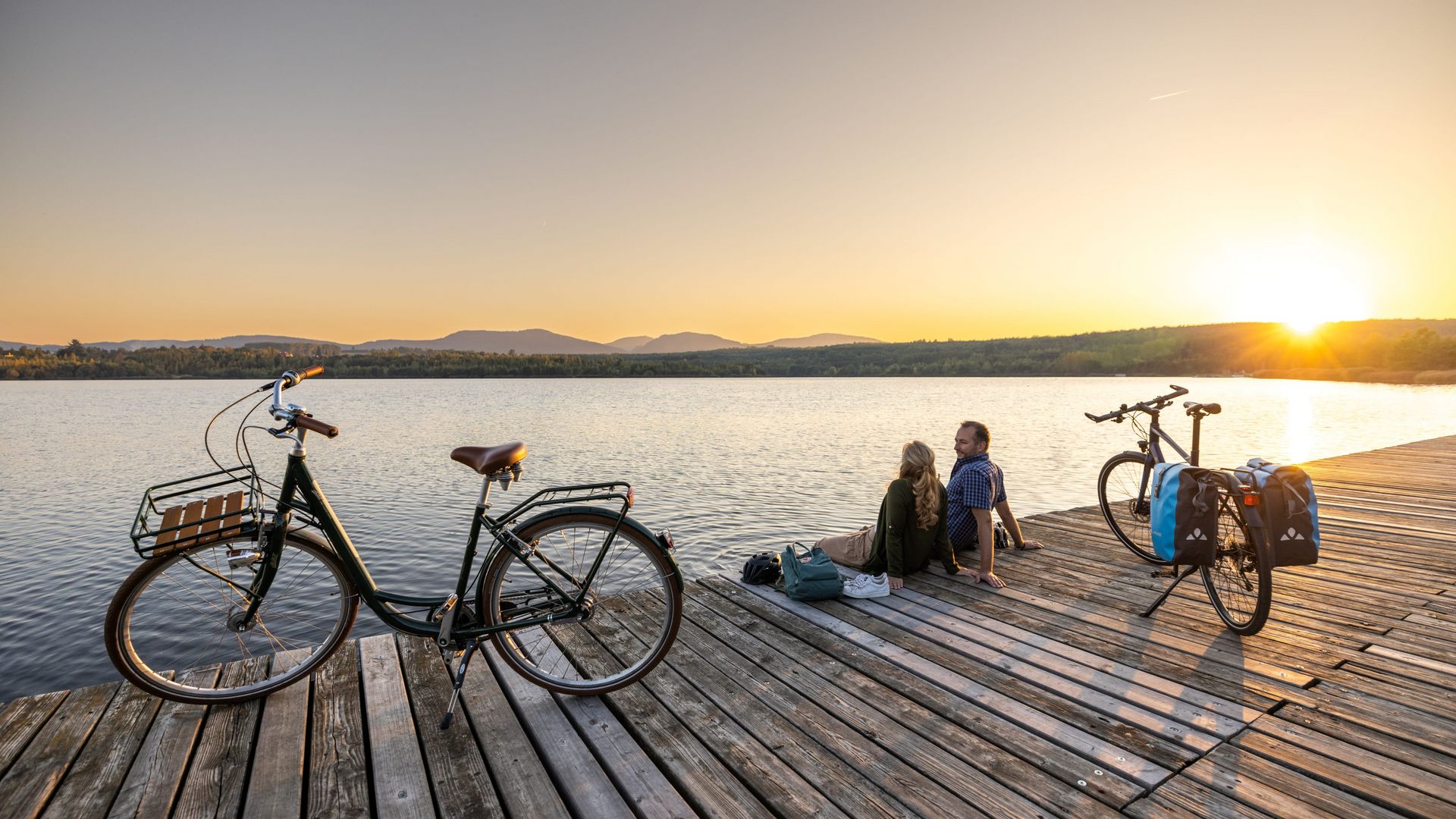 Olbersdorfer See mit Radfahrern im Sonnenuntergang / Olbersdorf Lake with cyclists at sunset