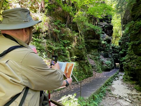 Ein Wanderer mit einem Gemälde von Caspar-David-Friedrich in der sächsischen Schweiz