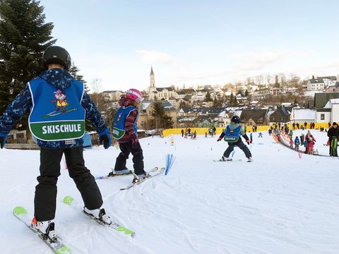Kinder in der Skischule von Wurzelrudis Erlebniswelt.