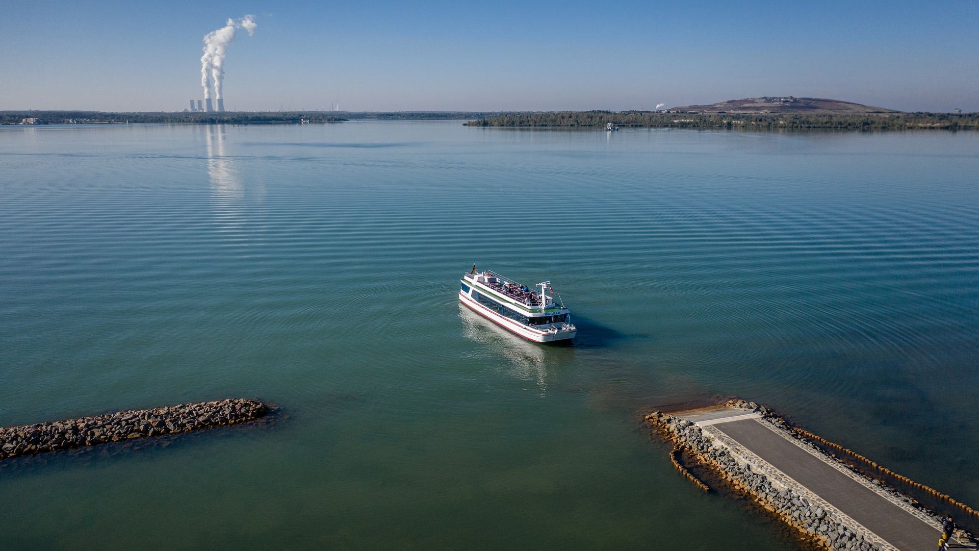 Ein Schiff fährt auf dem Stoermthaler See.