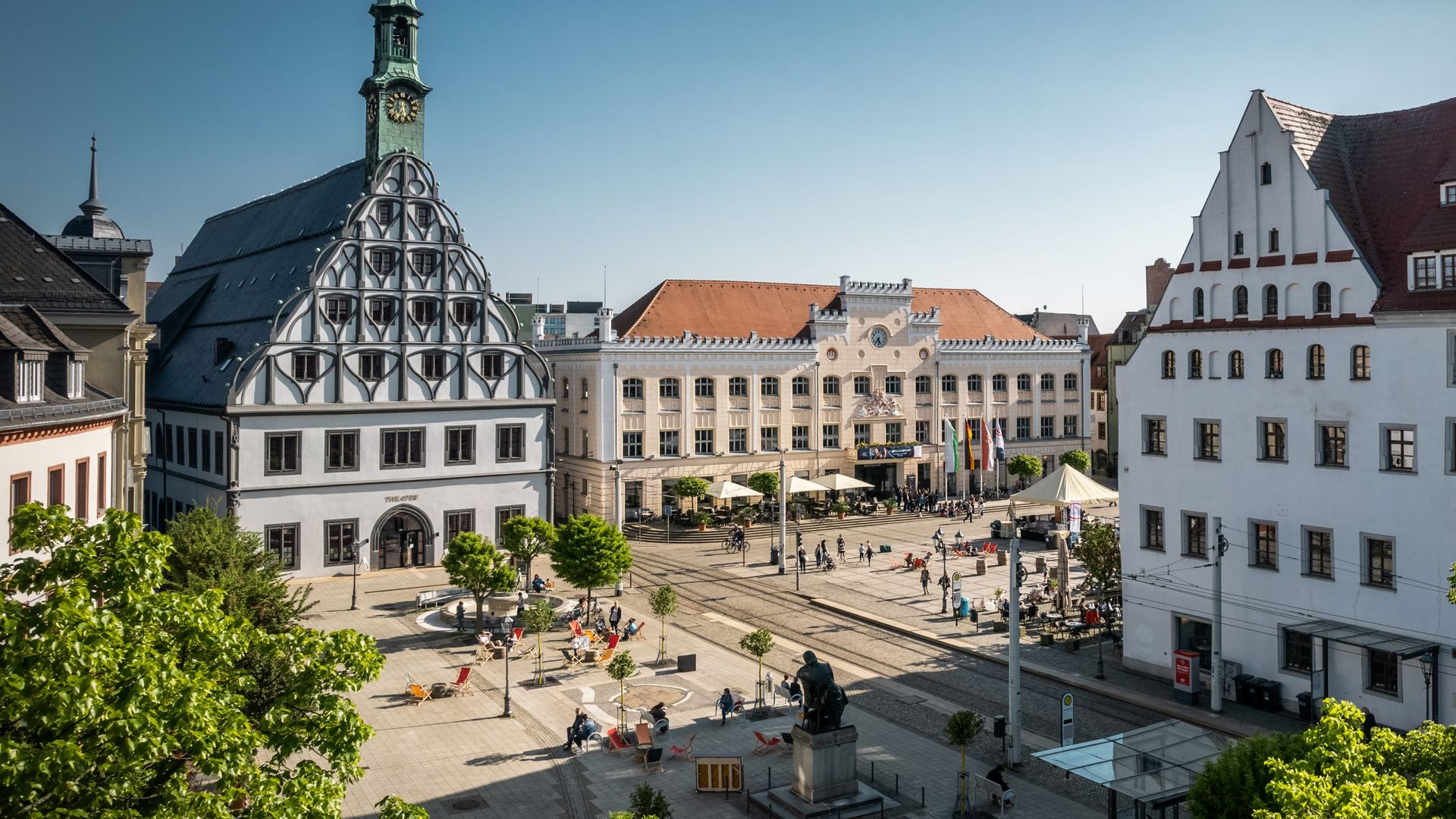 Hauptmarkt in Zwickau mit Theater und Rathaus im Sommer / Main market square in Zwickau with theatre and town hall in the summer