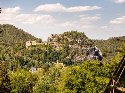 In der Ferne sieht man Burg und Kloster Oybin