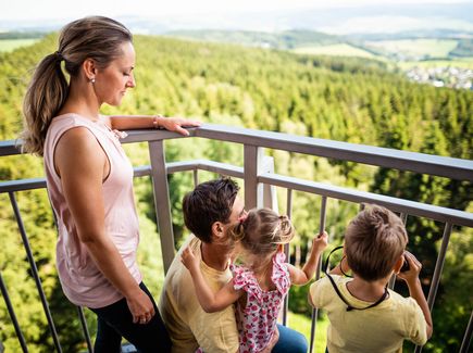 Eine Familie geniesst die Aussicht vom König Albert Turm