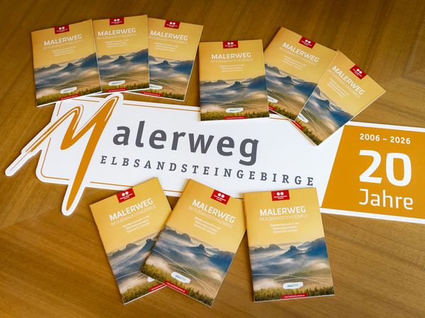 20 Jahre Malerweges Sächsische Schweiz Das Foto zeigt eine Grafik mit Broschüren zum 20. Jubiläum des Malerweges Sächsische Schweiz