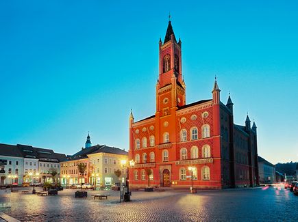 Das rote Rathaus von Kamenz steht auf dem Marktplatz von Kamenz.