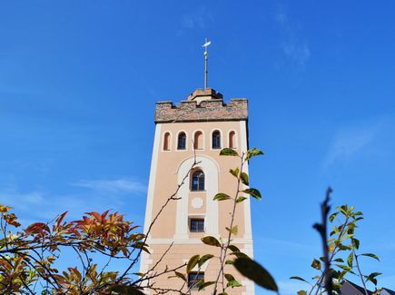 Aus rotem Granit erbauter Turm