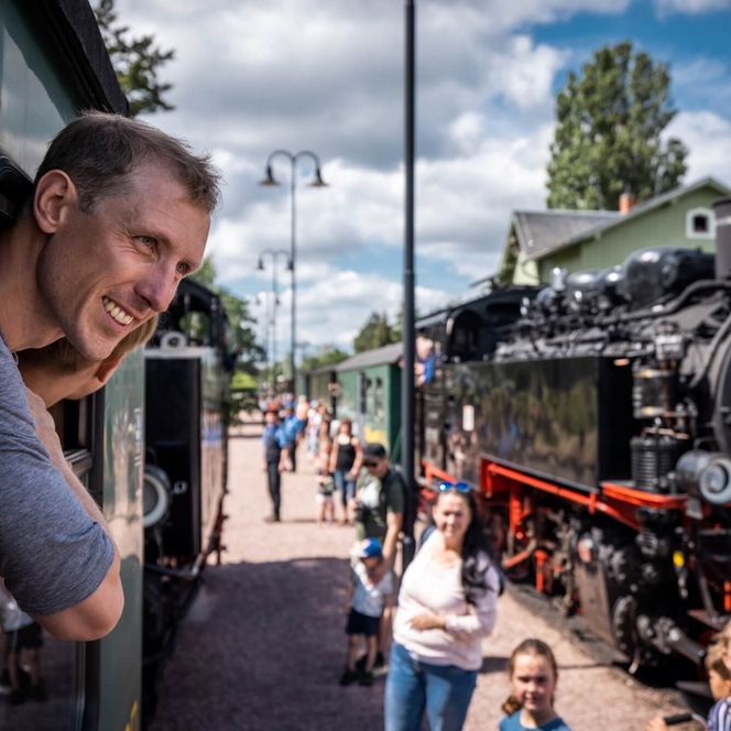 Person schaut aus dem Fenster der Lößnitzgrundbahn bei Radebeul