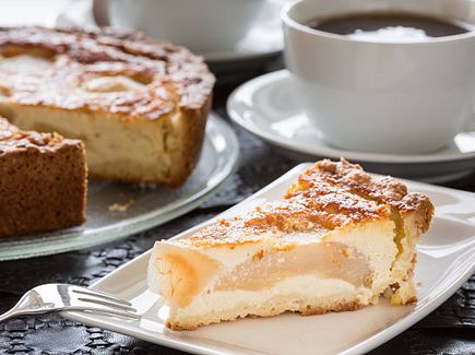 Ein Stück Apfelkuchen mit einer Tasse Kaffee