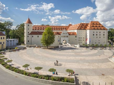 Das weiß gestrichene Schloss Freudenstein steht im Zentrum der historischen Altstadt von Freiberg. 
