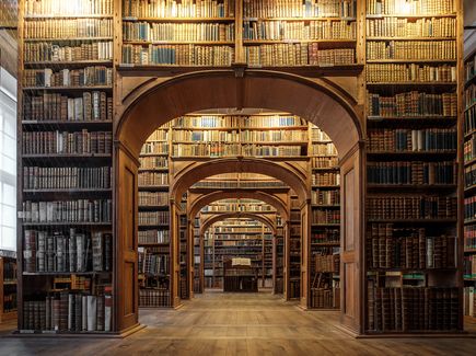 Eine große Bibliothek ist Teil des Kulturhistorischen Museums in Görlitz. Ein bogenförmiger Durchgang führt hindurch. 