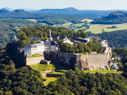 Blick von leicht oben auf die Festung Königstein in der Sächsischen Schweiz