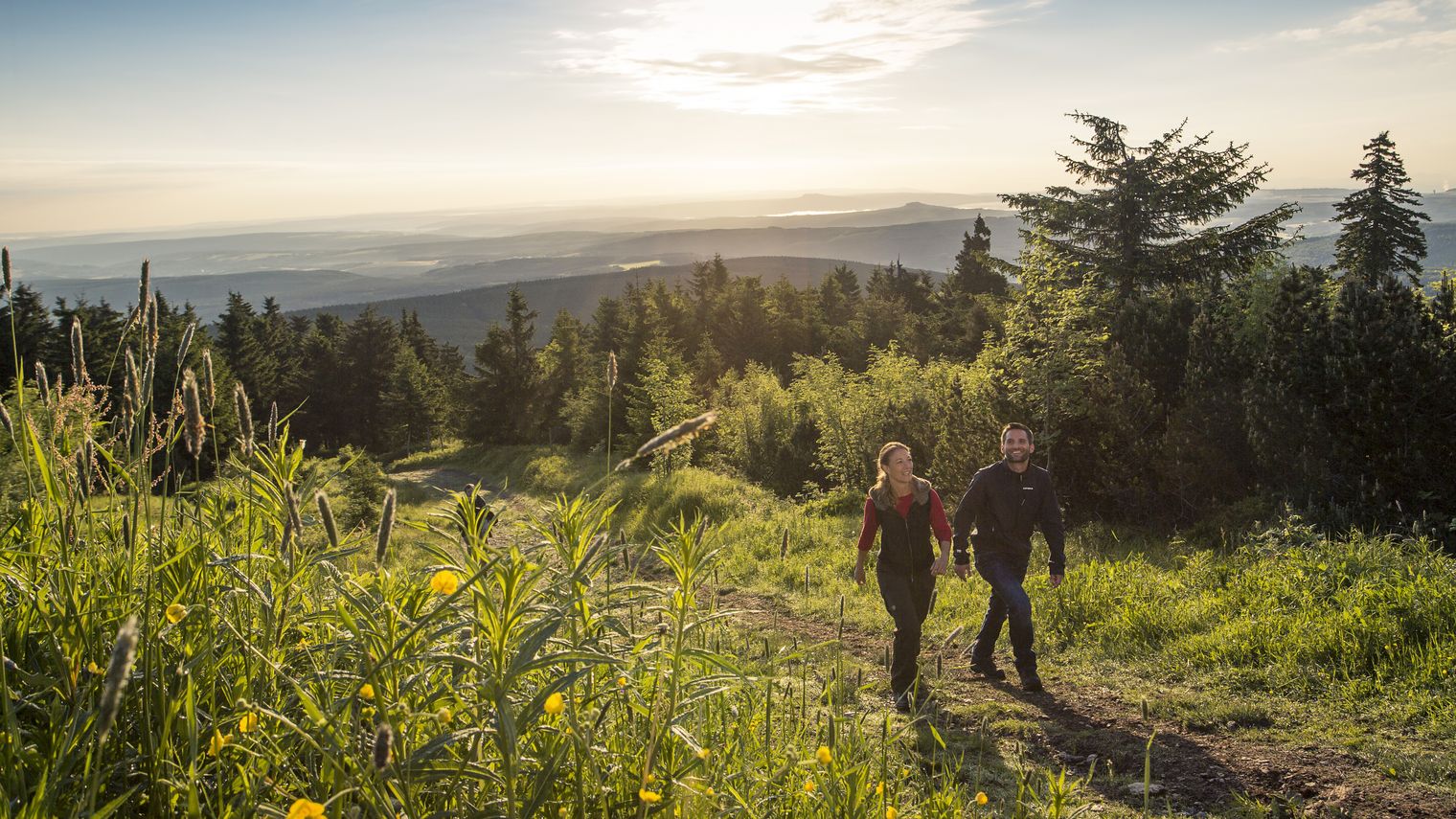 Paar beim Wandern auf den Fichtelberg