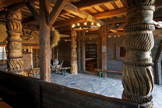 Innenraum aus Holz im Krabathof in Schwarzkollm. 