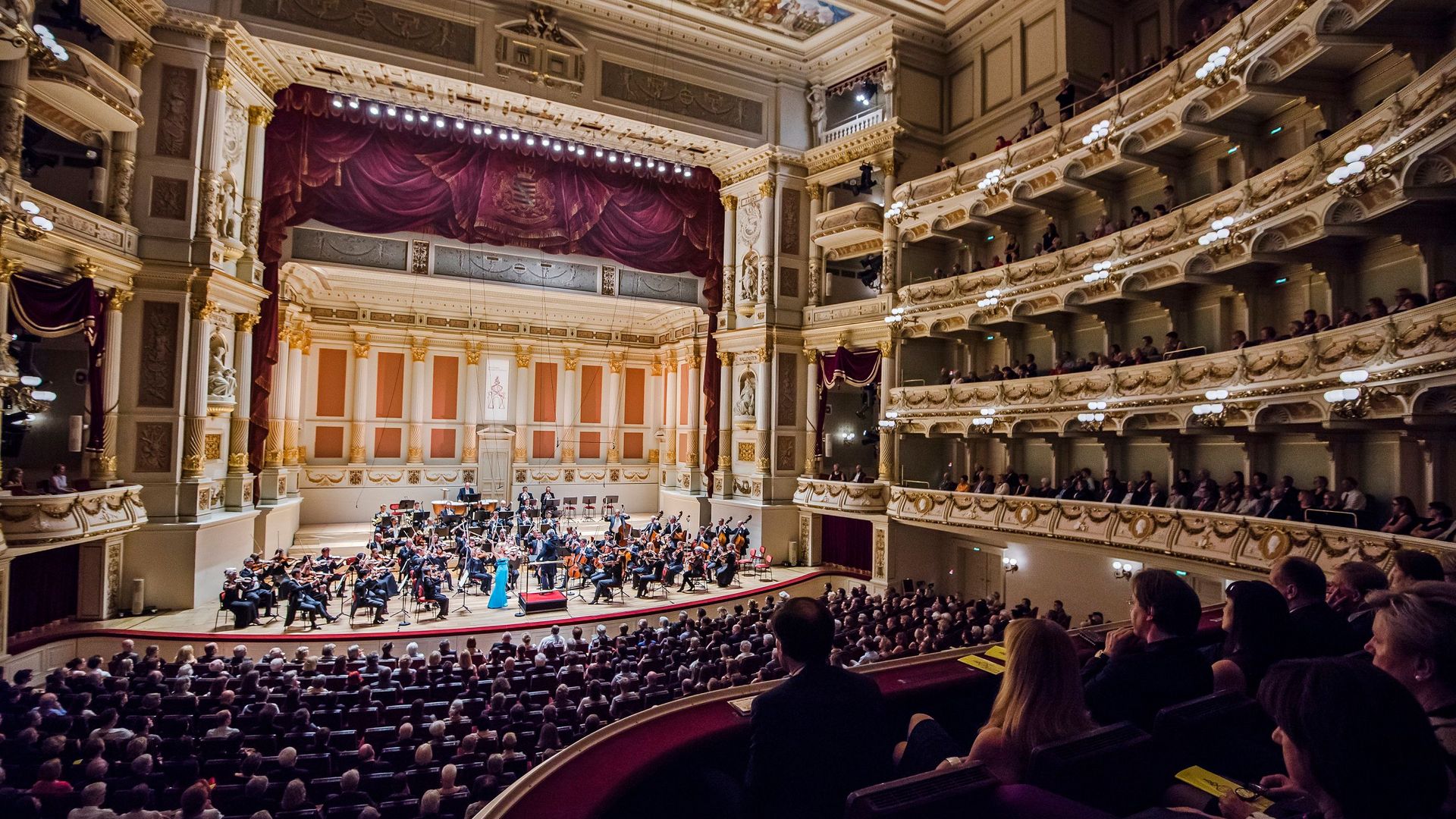 Besucher der Semperoper lauschen gebannt einem Konzert auf der Bühne