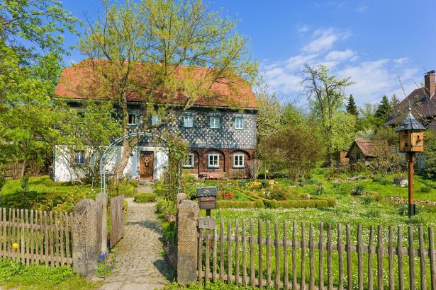 Ein Umgebindehaus mit einem großen Garten steht in Obercunnersdorf in der Oberlausitz. 