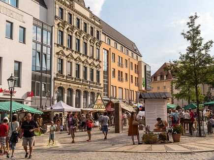 Menschen besuchen Stände auf dem Kornmarkt in Zwickau. 