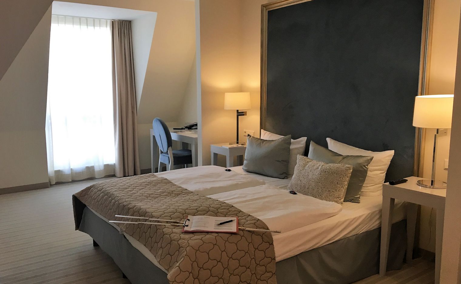 Messstab und Dokumentation auf dem Bett zu Bemessung der Barrierefreiheit im Parkhotel Dorint in Meissen