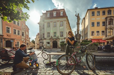 Eine Familie in der Altstadt von Zittau.