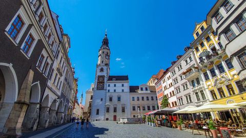 Blick auf das imposante Rathaus und die farbenfrohen Häuser auf dem Marktplatz
