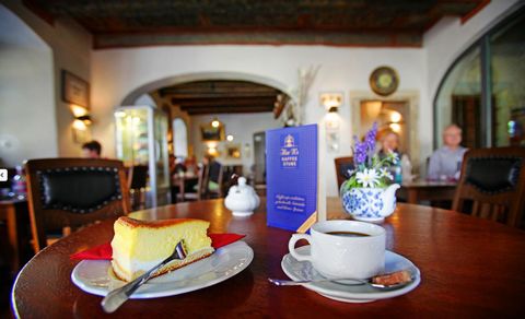 Auf einem Tisch in Ilses Kaffeestube stehen eine Eierschecke und eine Tasse Kaffee. Die Kaffeestube ist im Tom Pauls Theater in Pirna. 