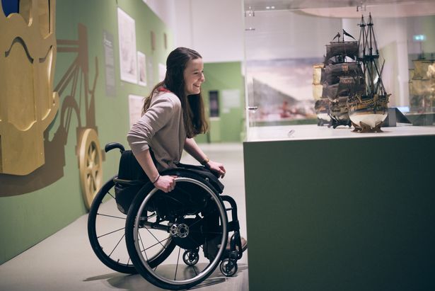 Dresden, Verkehrsmuseum Barrierefreier Besuch zwei junger Frauen im Verkehrsmuseum Dresden