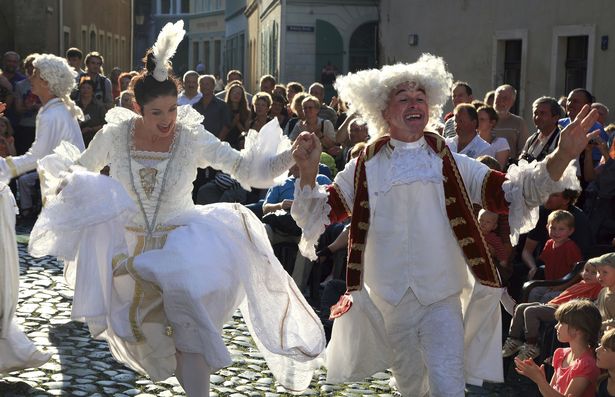 Schausteller tanzen bei der Via Thea, einem beliebten Straßenfestival in Görlitz. 