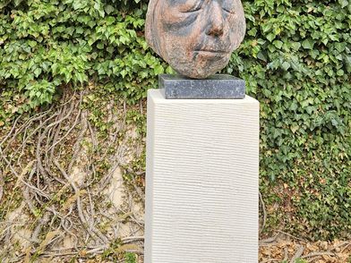Skulptur "Käthe Kollwitz in späten Jahren" von Peter Makolies