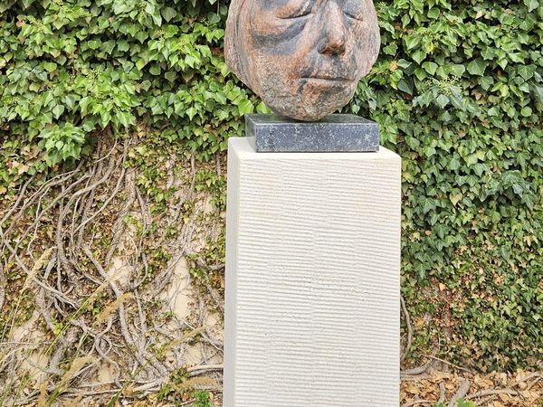 Skulptur "Käthe Kollwitz in späten Jahren" von Peter Makolies