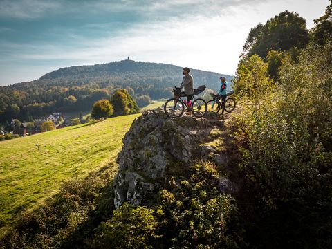 RockHead - traumhafte Aussicht vom Johannisstein, zwei Radfahrer genießen die Aussicht 