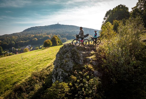 RockHead - traumhafte Aussicht vom Johannisstein, zwei Radfahrer genießen die Aussicht 