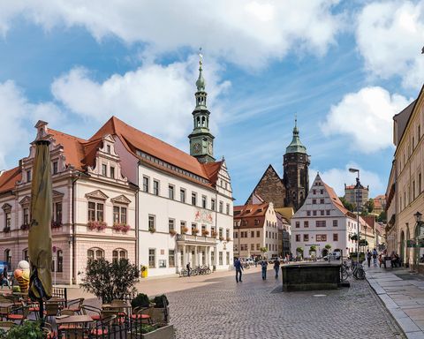 Der Marktplatz von Pirna mit Rathaus, Marienkirche und Canalettohaus