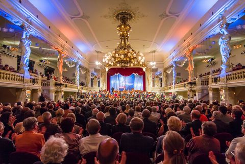 Terrassensaal im Jugendstil mit einem Pianisten auf der Bühne