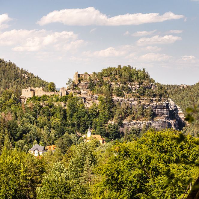In der Ferne sieht man Burg und Kloster Oybin.
