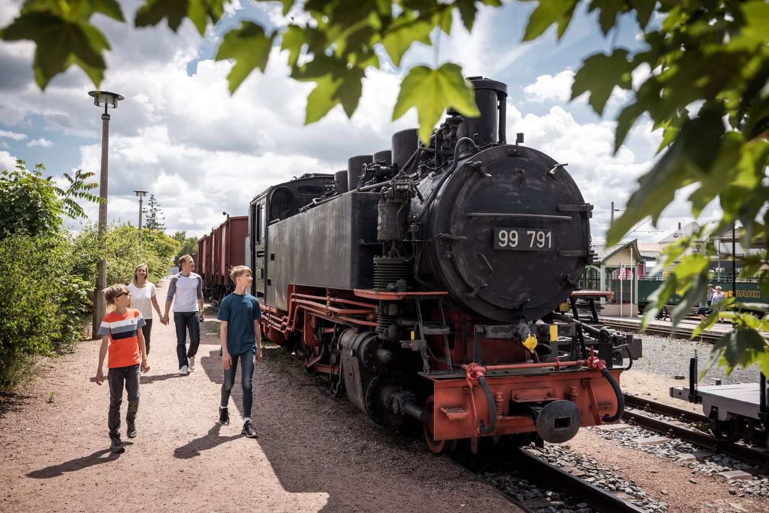 Familie fährt mit der Lößnitzgrundbahn in Radebeul / Family travelling on the Lößnitz steam railway in Radebeul