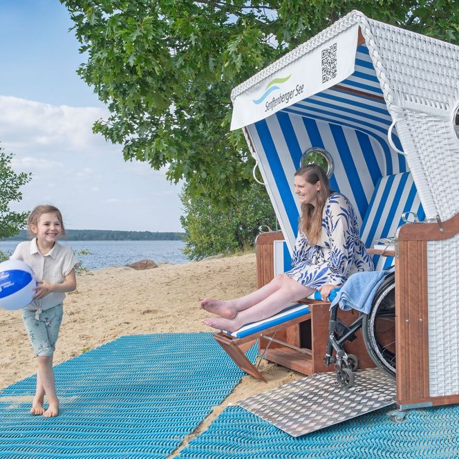 Familie am barrierefreien Strandkorb Im Familienpark Senftenberger See