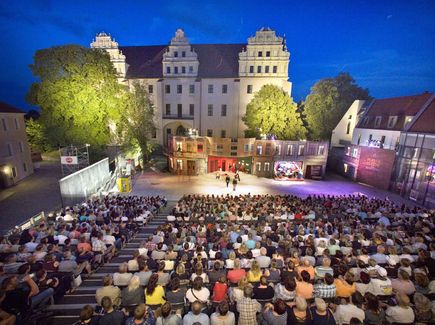 Theateraufführung unter freiem Himmel am Abend