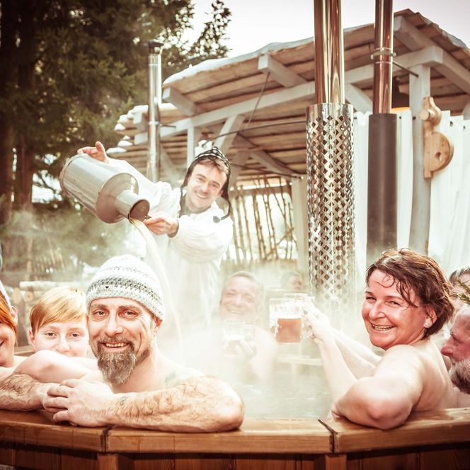 Eine Gruppe Wanderer sitzt im heißen Badezuber.