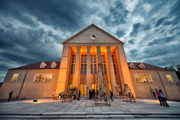 Installationen stehen vor dem Festspielhaus Hellerau. Besucher vom Street Culture Festival stehen davor. 