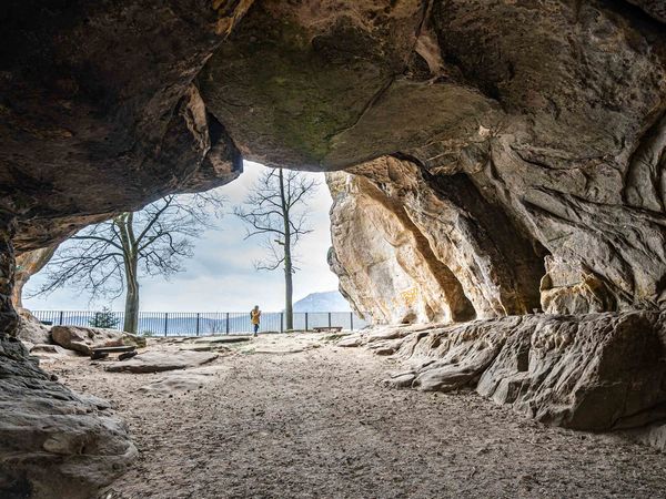 Der imposante "Kuhstall" ist mit einer Höhe von elf Metern und einer Breite von 17 Metern das größte Felsentor der Sächsischen Schweiz. Er ist das Highlight einer knapp zweistündigen Tour auf dem Malerweg.