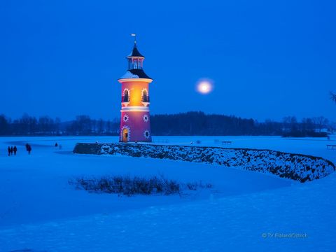 Der Leuchtturm nahe Schloss Moritzburg in einer Winternacht.